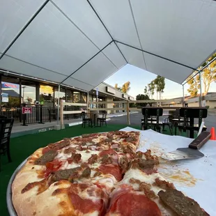 Nice patio and a yummy pizza!