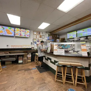 ows a man ordering food