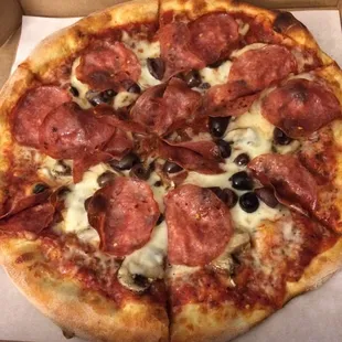 12" Pizza w/ Spicy Salami, Kalmata Olives, &amp; Mushrooms