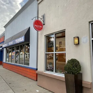 the outside of a restaurant