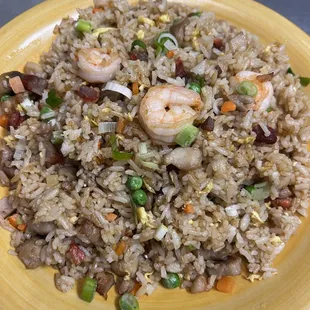 Combination fried rice with shrimp, chicken, pork, spring onion, peas, carrot.