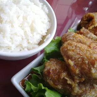 Hawaiian Garlic Chicken Wings appetizer w/ a side of steamed rice