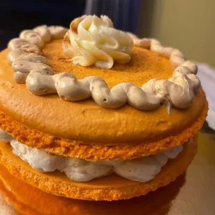 Pumpkin pie macaron