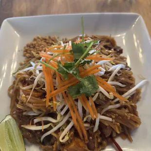 pad thai with beef