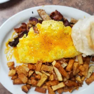 a plate of breakfast food