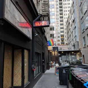 a narrow alley in a city