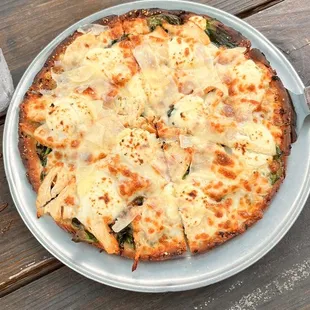 chicken and spinach pizza on cauliflower crust