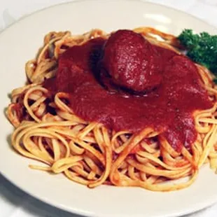 a plate of spaghetti and meatballs