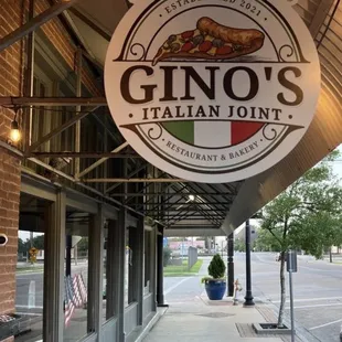 Gino&apos;s Italian Joint Pizzaria