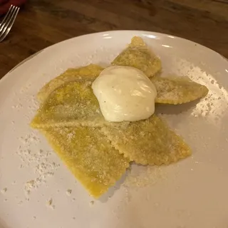 Ravioli di pasta fresca all' ossobuco, crema di parmigiano, salsa verde