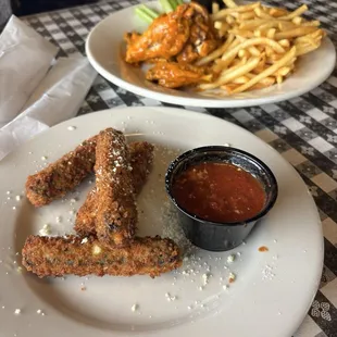 Appetizers : spinach sticks and Buffalo wings - bland.