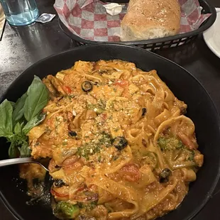 Pasta primavera with chicken