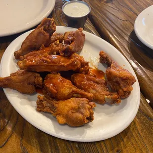 Wings and cheesy bread