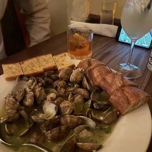 Steamed clams, comes w/rustic bread