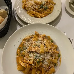 Penne Vodka Rigatoni with Grilled Chicken and Peas in Vodka Sauce