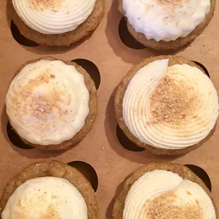 Buttermilk graham cracker cupcakes filled with chocolate ganache and covered in mascarpone buttercream!