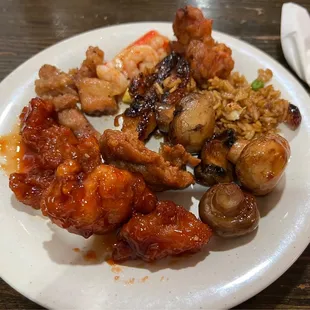 Mow chicken and mushrooms.