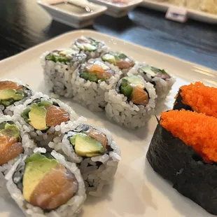 Salmon avocado roll + masago sushi