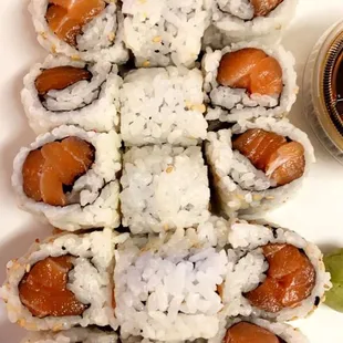 Salmon roll (uramaki)