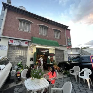 the outside of the restaurant