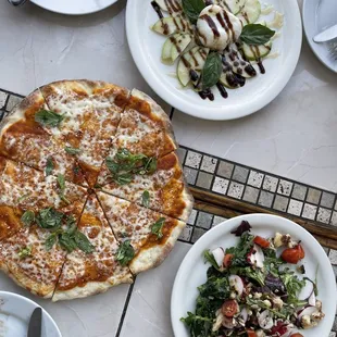 Bruschetta, margarita pizza,  Insalata (forgot which one) had kale in it