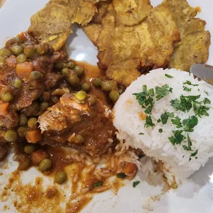 Lengua en Salsa, con Arroz Blanco y Patacon pisado.