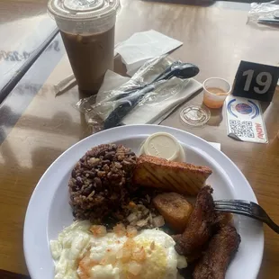 Exquisitamente rica la comida la atención la amabilidad el lugar muy limpio buen ambiente me encantó primera vez que venia