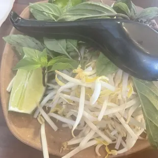pho garnishing