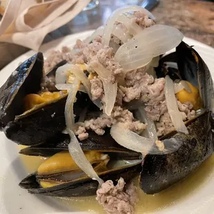 Muscles and white wine with Vidal your onions and sweet sausage
