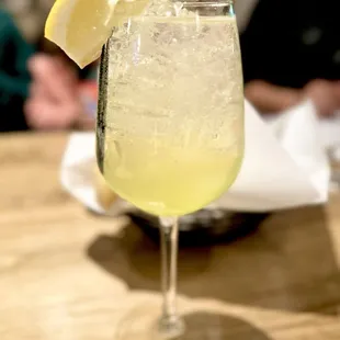 Limoncello spritz
