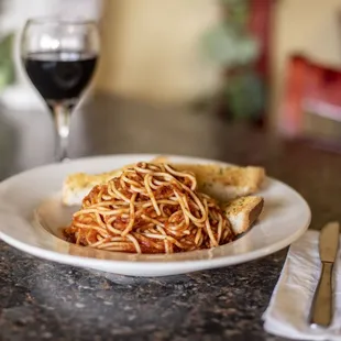 a plate of spaghetti and bread