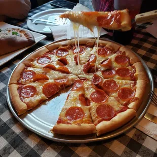 Large pepperoni pizza
