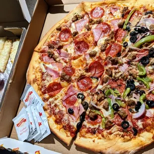 Mozzarella bread + 15" pizza (1/2 meat lovers + 1/2 supreme)