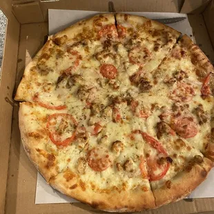 White margarita pizza with chicken and onion! Best I have had in the valley!