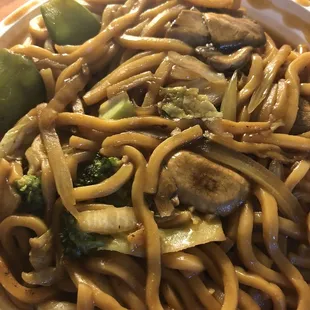 noodles with mushrooms and broccoli