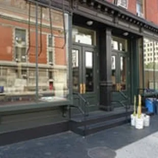 the outside of a restaurant