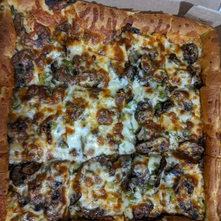 White pizza with mushrooms, onions, and green peppers