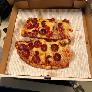 Why is my pizza cut like this, this is four pieces and it's supposed to be at least 7, 1 whole end was NOT CUT!!