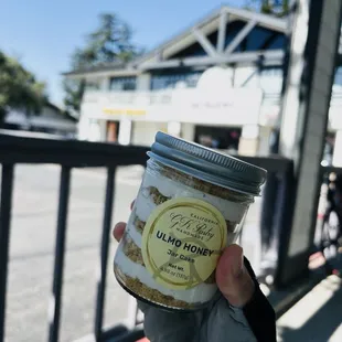 Ulmo honey jar cake