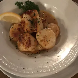 Sea scallops in lemon butter sauce