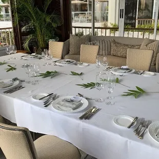 Table settings very simple lauae leaves