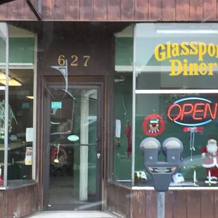 Great little cash only diner.  Excellent service and breakfast.