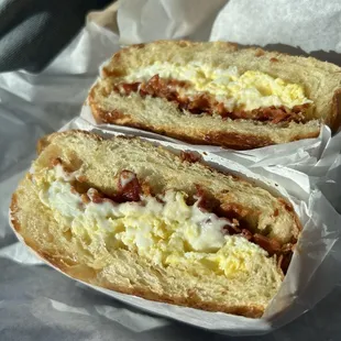 Bacon egg &amp; swiss croissant sandwich