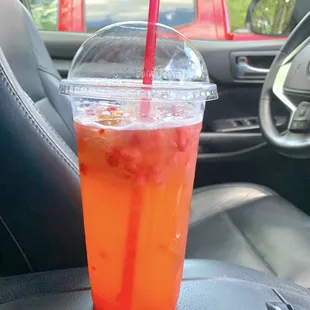 32 oz Strawberry Lemonade (fresh, squeezed, hand shaken)