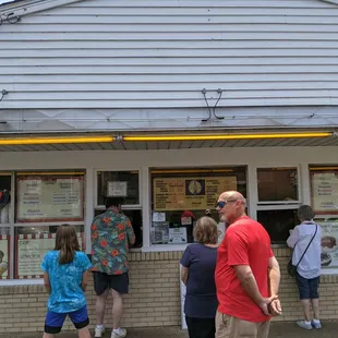 people ordering food