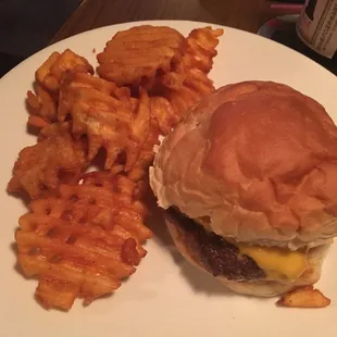 Cheeseburger with waffle fries