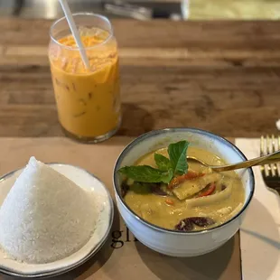 Thai Iced Tea + curry Gang Keaw Warn