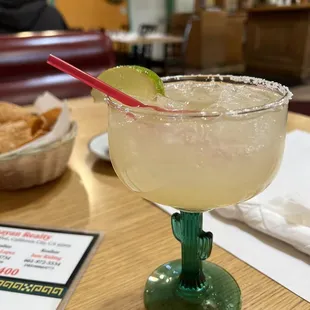 a margarita with a lime wedge