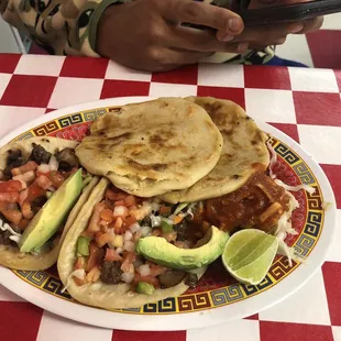 Pupusas revueltas ans Tacos Al Carbon