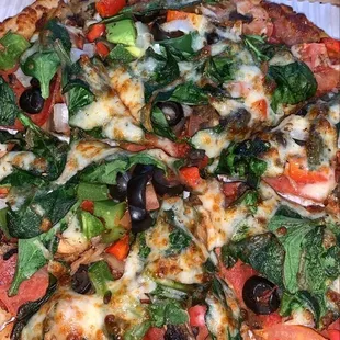 veggie pizza on gluten free crust ++ spinach and turkey pepperoni